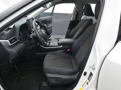 Used 2022 Toyota Highlander L FWD image 13