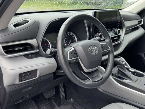 Used 2023 Toyota Highlander XLE FWD image 2