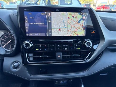 Used 2022 Toyota Highlander Limited image 16