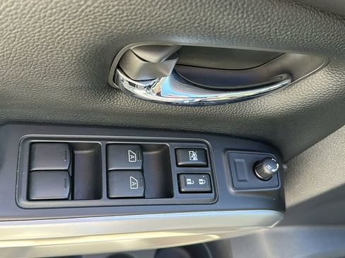 Used 2021 Nissan Titan SV w/ SV Convenience Package image 17