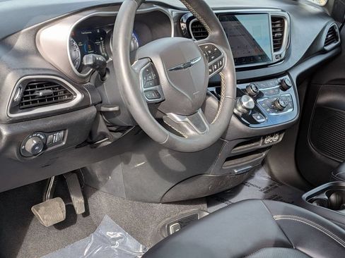 Used 2025 Chrysler Pacifica Select FWD image 16