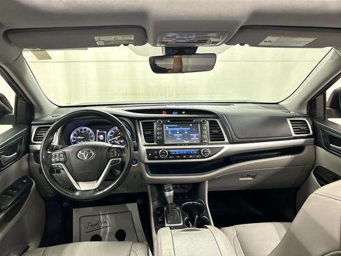 Used 2018 Toyota Highlander XLE AWD/4WD image 19