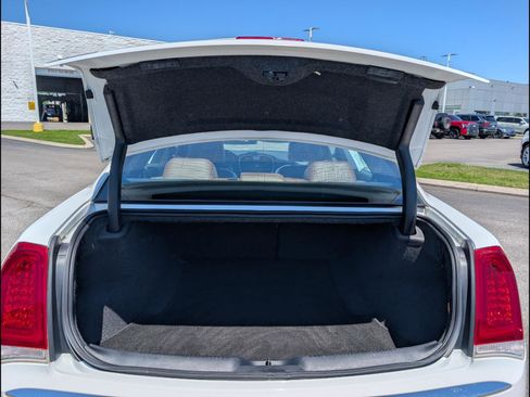 Used 2019 Chrysler 300 Limited RWD image 19