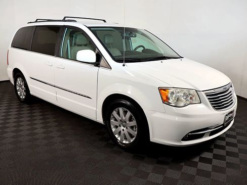 Used 2014 Chrysler Town & Country Touring image 5