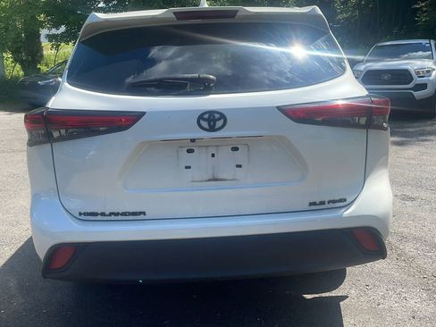 Used 2021 Toyota Highlander XLE AWD/4WD image 7