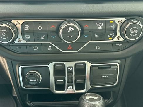 Used 2026 Jeep Wrangler Unlimited Sahara AWD/4WD image 31