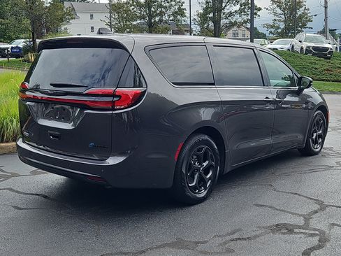 Used 2023 Chrysler Pacifica Limited w/ S Appearance Package FWD image 2
