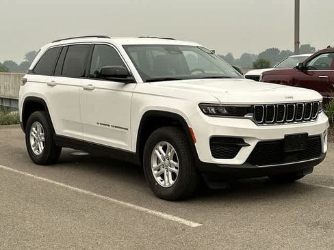 Used 2023 Jeep Grand Cherokee Laredo AWD/4WD image 19