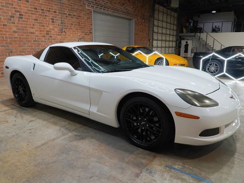 Used 2007 Chevrolet Corvette Coupe w/ Preferred Equipment Group RWD image 2
