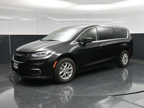 Used 2023 Chrysler Pacifica Touring-L FWD image 8