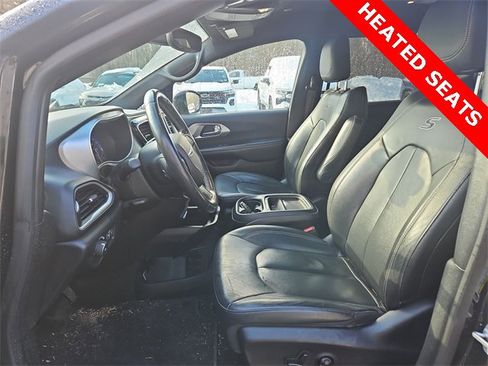 Used 2020 Chrysler Pacifica Touring-L w/ S Appearance Package image 9