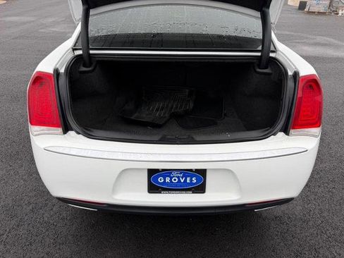 Used 2019 Chrysler 300 Touring w/ Chrome Appearance Package image 5