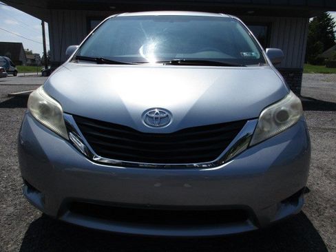 Used 2014 Toyota Sienna LE AWD/4WD image 3
