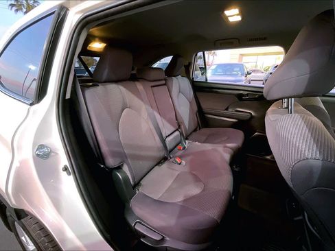 Used 2021 Toyota Highlander L image 29