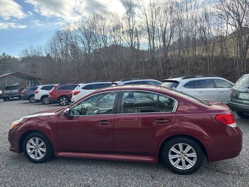 Used 2010 Subaru Legacy 2.5i Premium image 2