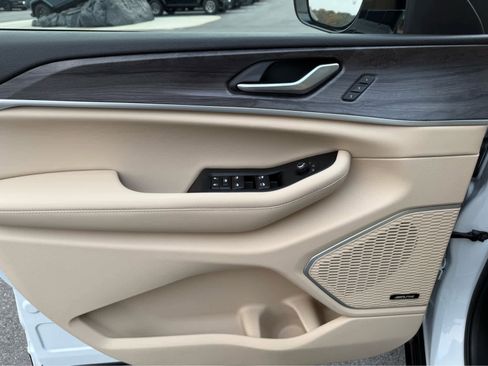 Used 2023 Jeep Grand Cherokee 4WD 4xe image 11