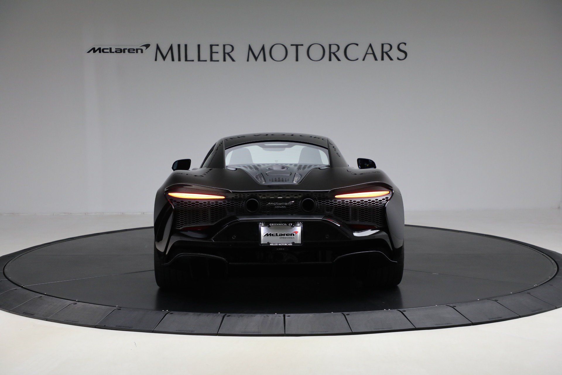 Used 2024 McLaren Artura RWD image 6