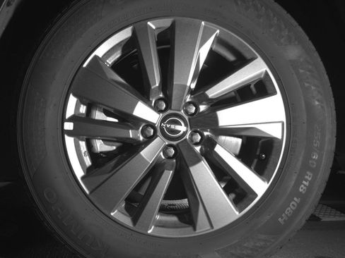 Used 2025 Nissan Pathfinder SV FWD image 12