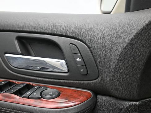 Used 2014 Cadillac Escalade ESV Premium image 32