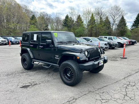 Used 2017 Jeep Wrangler Unlimited Sahara w/ Connectivity Group AWD/4WD image 9