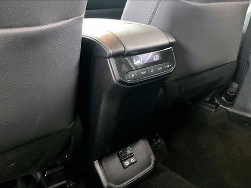 Used 2025 Toyota Highlander LE FWD image 10