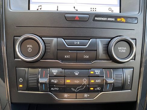 Used 2018 Ford Explorer XLT w/ Equipment Group 201A AWD/4WD image 31