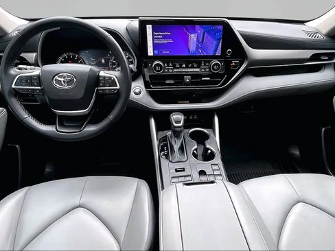 Used 2024 Toyota Highlander XLE AWD/4WD image 16