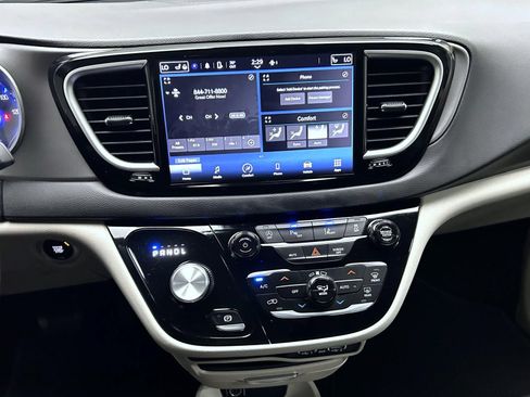 Used 2023 Chrysler Pacifica Touring-L FWD image 13
