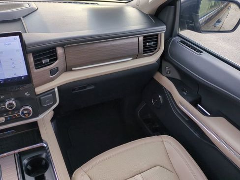 Used 2024 Ford Expedition Limited image 17