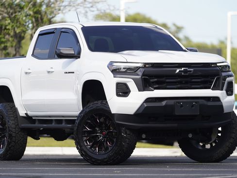 Used 2024 Chevrolet Colorado LT w/ LT Convenience Package III AWD/4WD image 2
