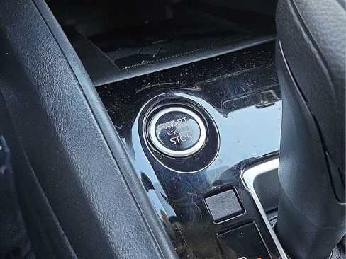 Used 2025 Nissan Versa SV image 30