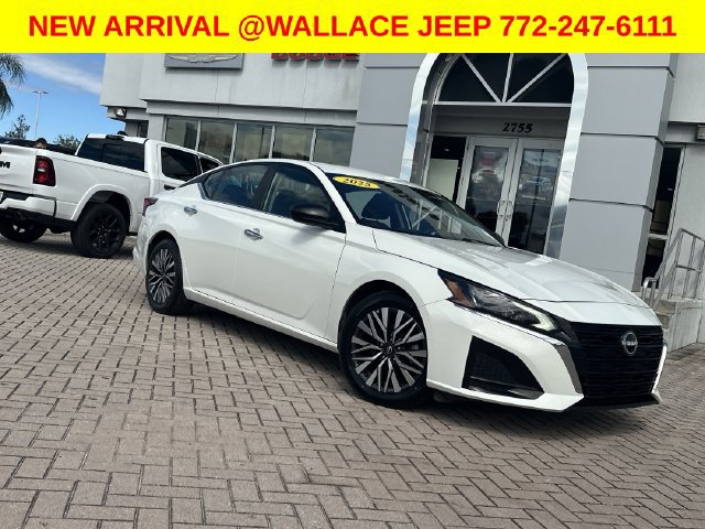 Used 2025 Nissan Altima 2.5 SV FWD image 2