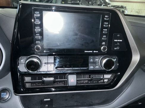 Used 2022 Toyota Highlander XLE AWD/4WD image 18