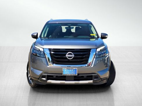 Used 2025 Nissan Pathfinder SL FWD image 2
