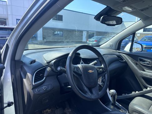 Used 2021 Chevrolet Trax LT image 11