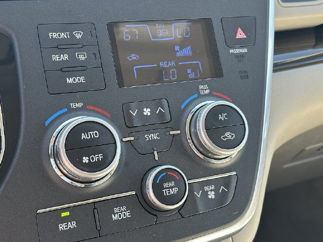 Used 2015 Toyota Sienna XLE Premium FWD image 33