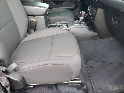 Used 2022 Jeep Gladiator Sport image 15