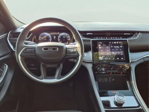 Used 2025 Jeep Grand Cherokee L Laredo w/ Luxury Tech Group I AWD/4WD image 4