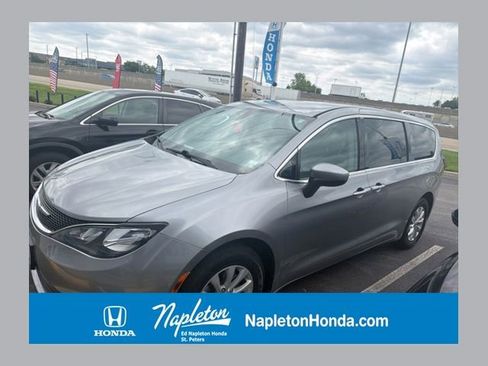 Used 2017 Chrysler Pacifica Touring w/ Tire & Wheel Group FWD image 1
