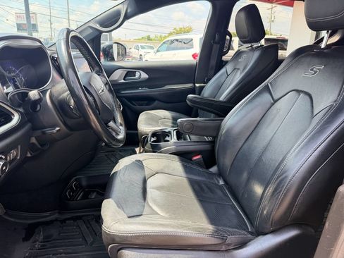 Used 2020 Chrysler Pacifica Touring-L w/ S Appearance Package FWD image 11