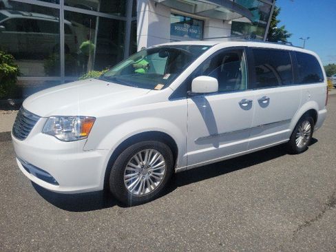 Used 2015 Chrysler Town & Country Limited FWD image 1