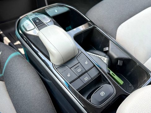 Used 2020 Hyundai Ioniq SE FWD image 23