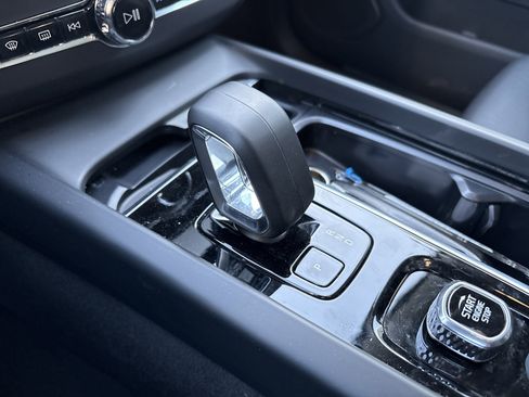 Used 2025 Volvo XC60 B5 Plus image 26