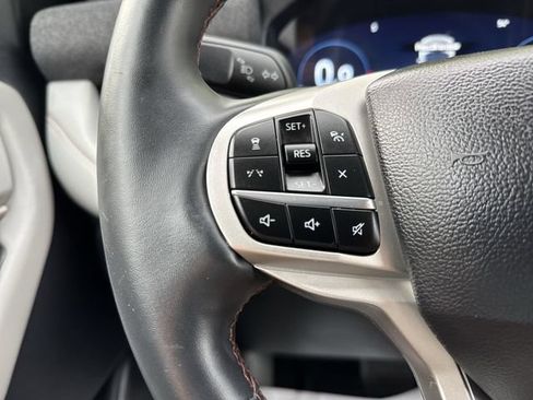 Used 2025 Ford Explorer Active w/ Active Comfort Package RWD image 22