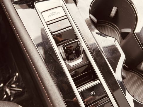 Certified 2025 Volkswagen Atlas Peak Edition SE image 17