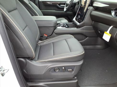 New 2026 GMC Yukon Elevation image 8