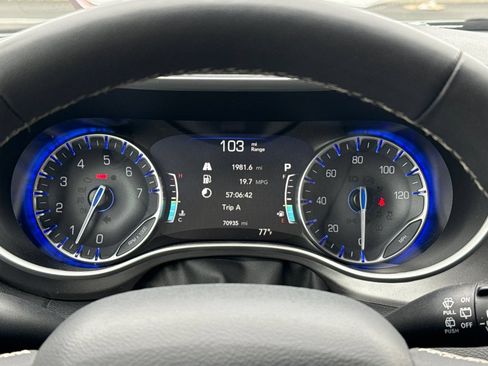 Used 2024 Chrysler Pacifica Touring-L FWD image 37