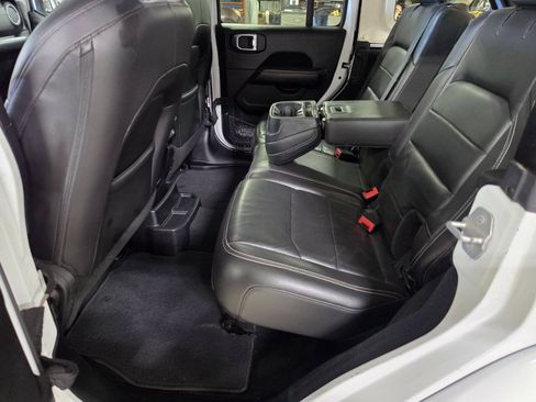 Used 2018 Jeep Wrangler Unlimited Sahara AWD/4WD image 22