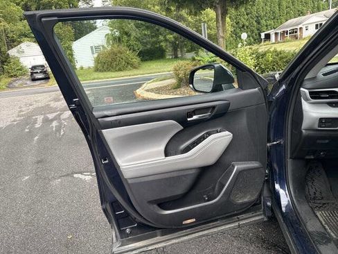 Used 2020 Toyota Highlander XLE image 18