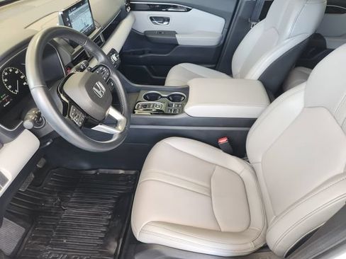 Used 2025 Honda Pilot Touring image 4